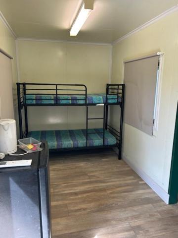 Mataranka Territory Manor Motel & Caravan Park חדר תמונה
