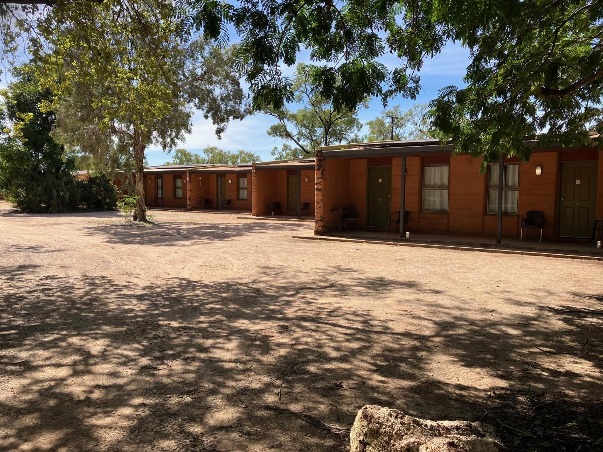 Mataranka Territory Manor Motel & Caravan Park מראה חיצוני תמונה
